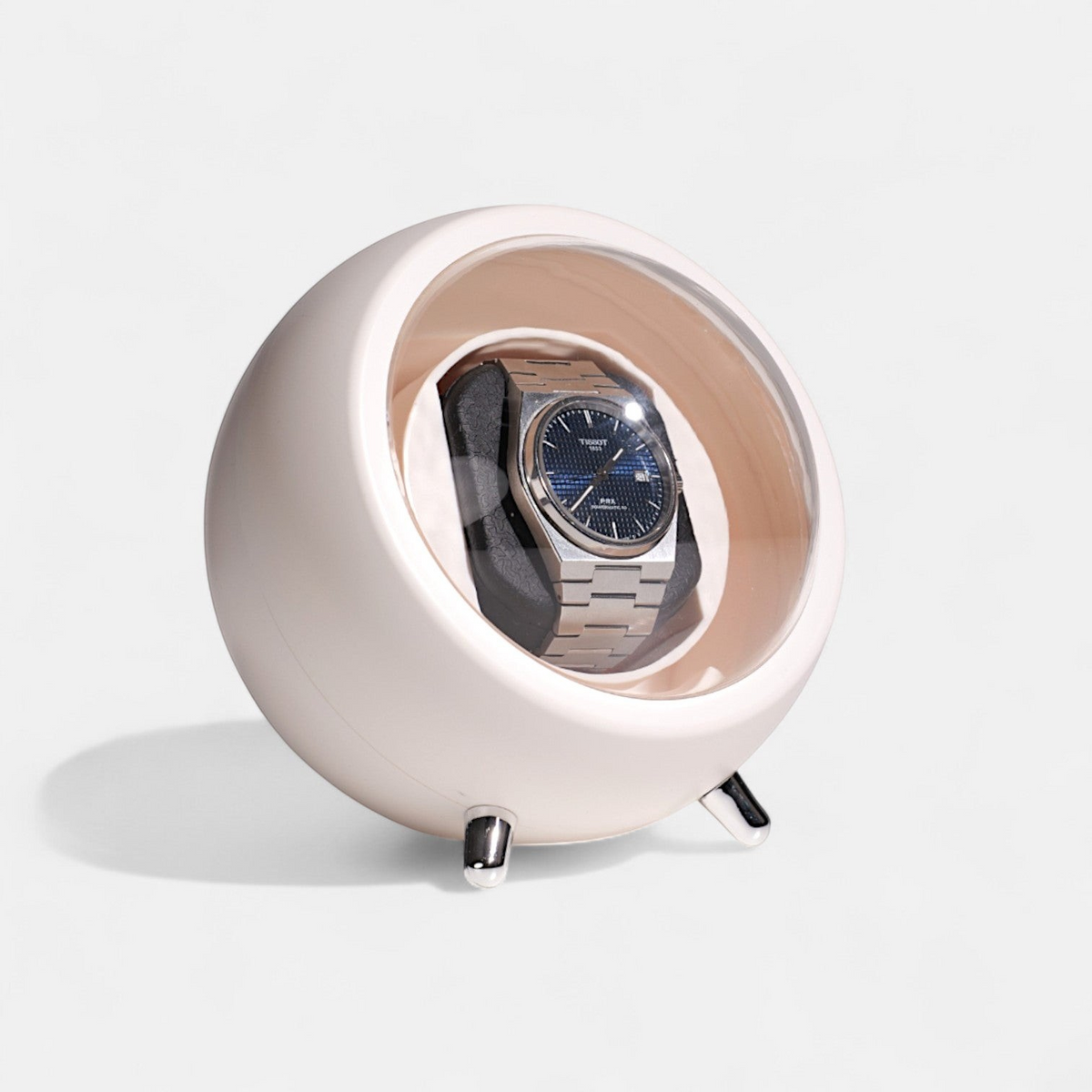 Remontoir de montre Winderly Cyclops blanc avec couvercle signature, contenant une montre automatique sur fond blanc