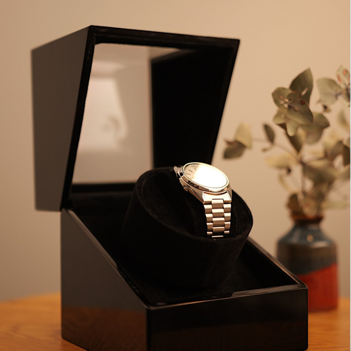 Remontoir de montre automatique Winderly Carina noir brillant avec une montre en acier inoxydable à l'intérieur