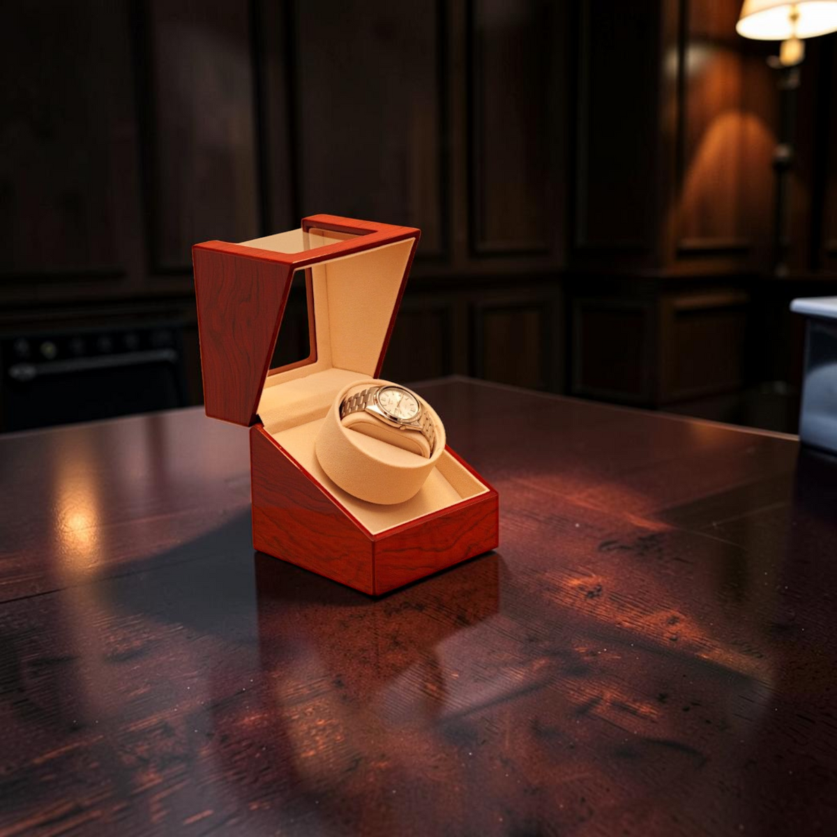 Remontoir de montre Winderly Carina en bois rouge avec une montre automatique sur une table de chevet