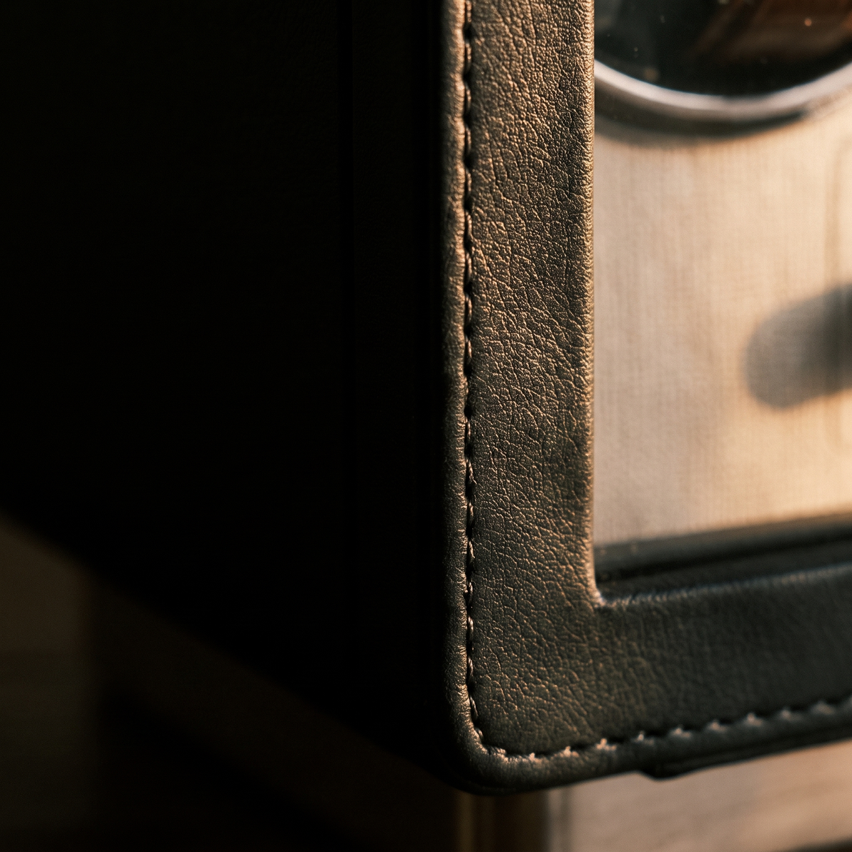 The Savile 4 watch winder, side detail